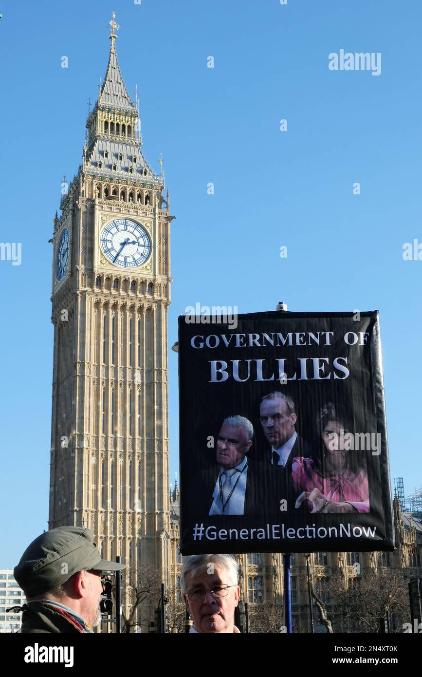 London, Vereinigtes Königreich Ein Plakat, das von Anti-Tory-Demonstranten gegenüber dem Parlament gehalten wird und auf die vorgebrachten Mobbing-Anschuldigungen verweist Stockfoto