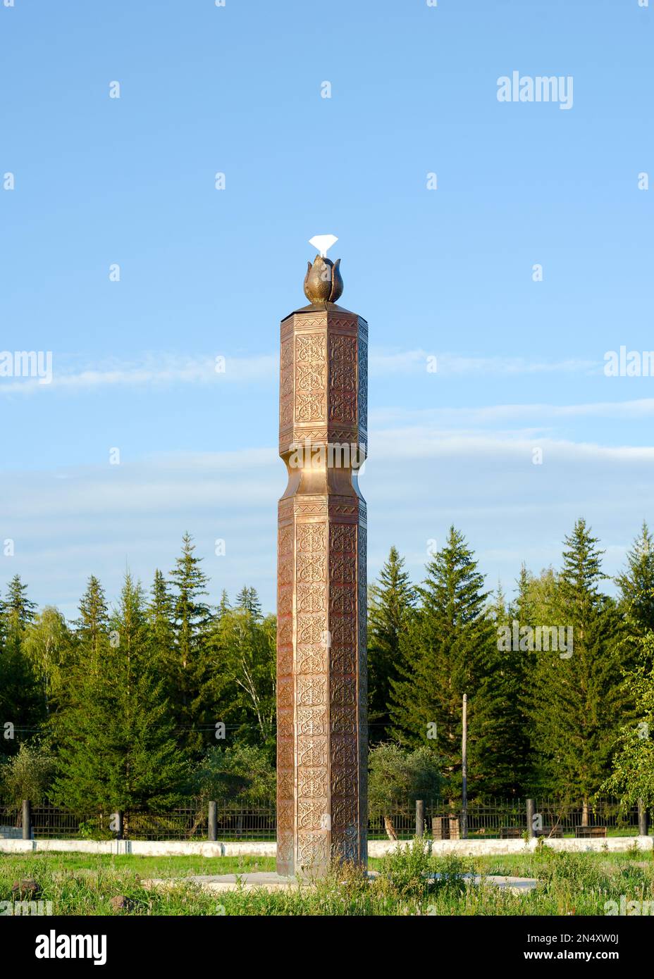 Religion der nördlichen Völker von Yakutia - Serge mit Symbolen und einer Blume oben am Eingang zum Park im Dorf ulus Suntar. Stockfoto