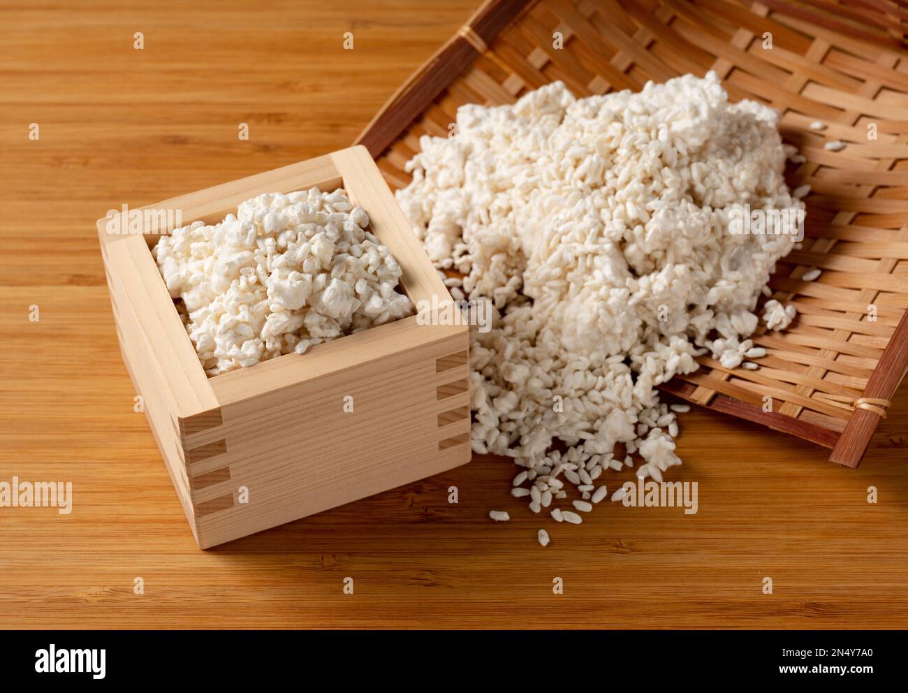 Reis-Koji in einem Sieb und Masu auf dem Tisch. Koji. Koji ist fermentierter Reis. Stockfoto