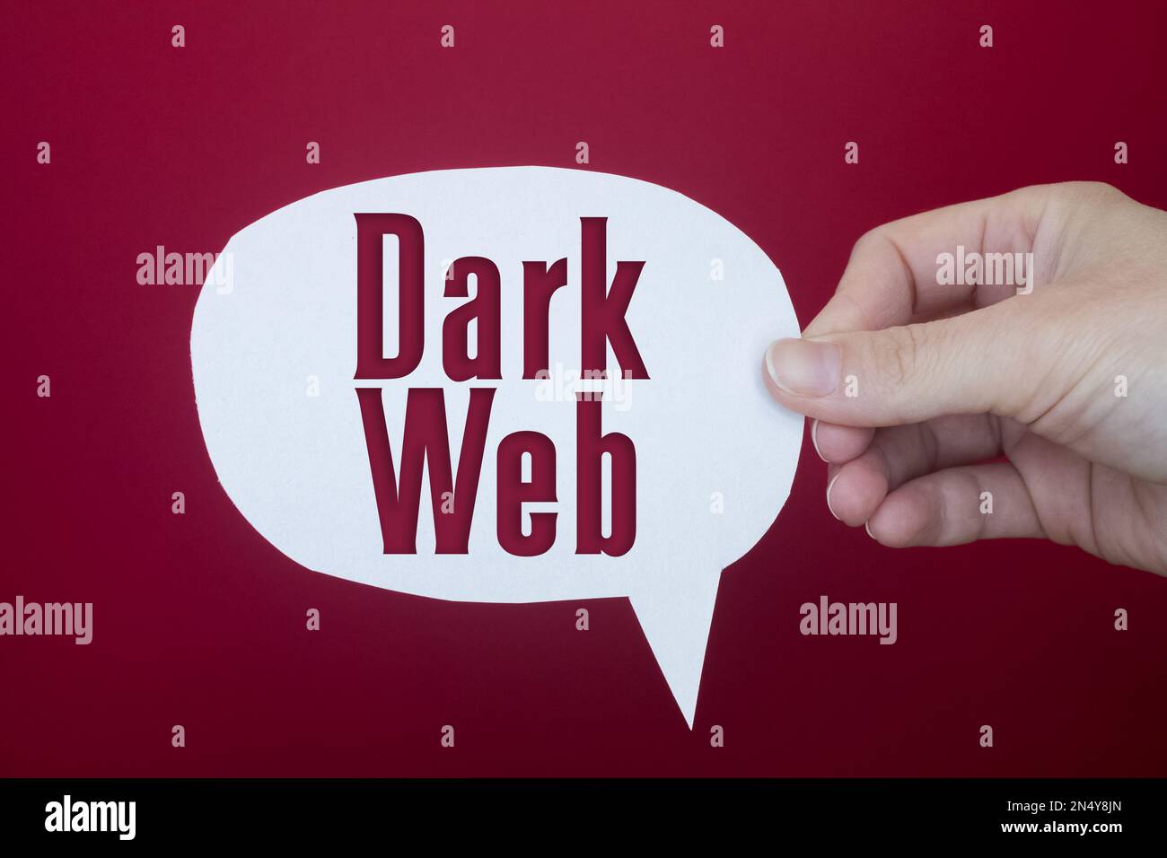 Sprechblase vor farbigem Hintergrund mit dunklem Webtext. Stockfoto