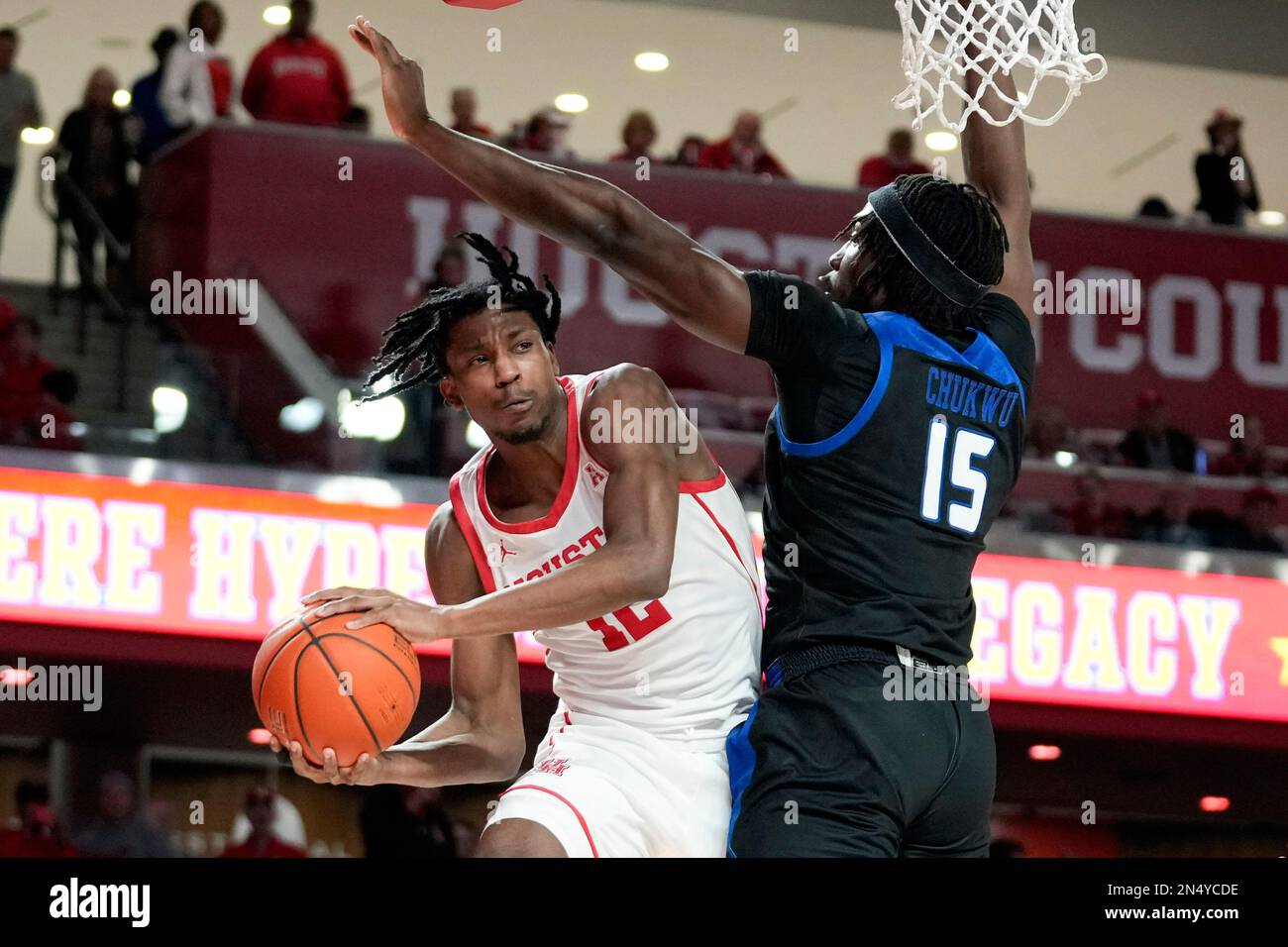 Houston guard Tramon Mark, left, passes the ball as Tulsa center Charles Chukwu defends during the second half of an NCAA college basketball game Wednesday, Feb. 8, 2023, in Houston. (AP Photo/Eric Christian Smith) Stockfoto
