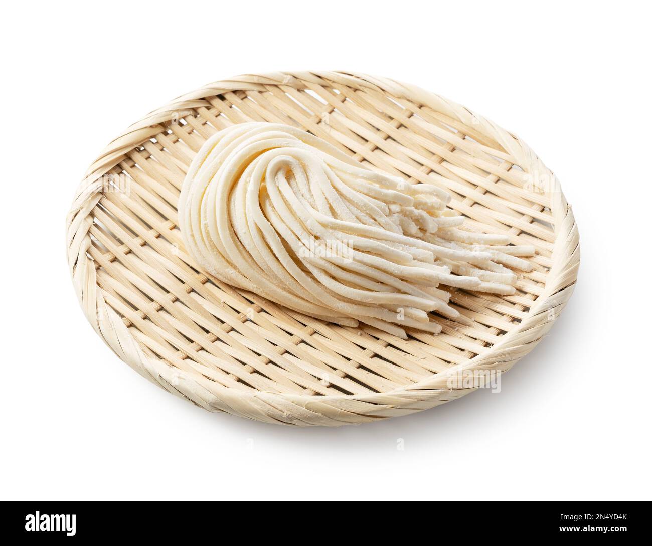 Frische udon-Nudeln in einem Bambuskolander auf weißem Hintergrund. Udon-Nudeln vor dem Kochen. Frisch zubereitete udon-Nudeln. Stockfoto