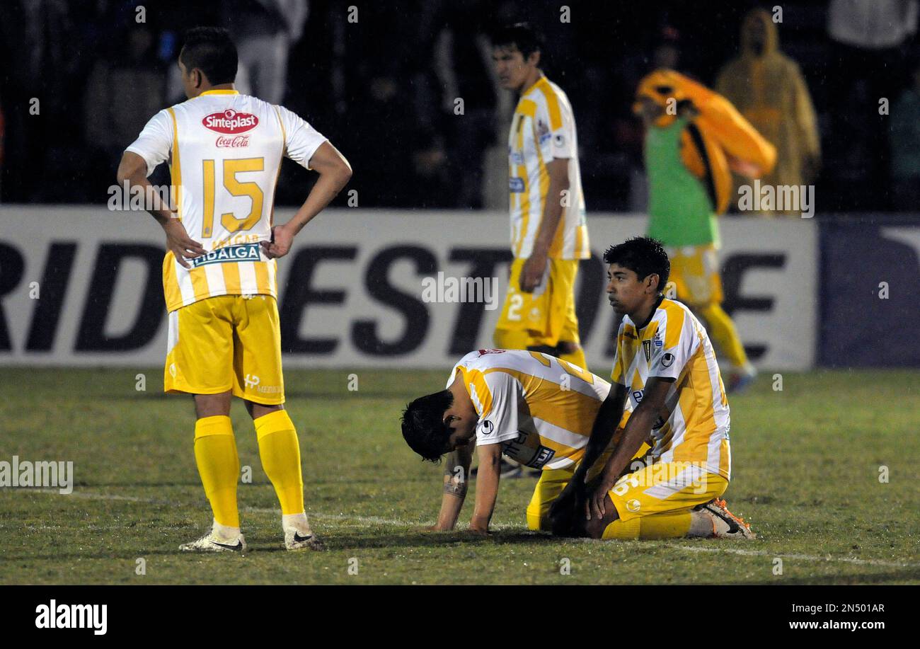 Bolivia’s The Strongest players react after losing against Uruguay's Defensor Sporting a Copa Libertadores soccer match in Montevideo, Uruguay, Tuesday, April 29, 2014. Defensor Sporting won the match in a penalty shootout. (AP Photo/Matilde Campodonico) Stockfoto
