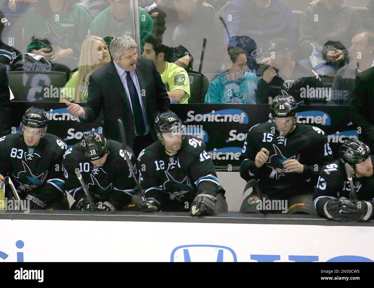 San Jose Sharks head coach Todd McLellan yells to his players during the third period against Los Angeles Kings in Game 4 of an NHL hockey first-round playoff series in San Jose, Calif., Saturday, April 26, 2014. Los Angeles won 3-0. (AP Photo/Tony Avelar) Stockfoto