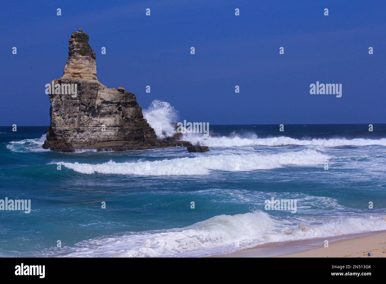 Wunderschöne Wellen, die gegen die Felsen krachen Stockfoto