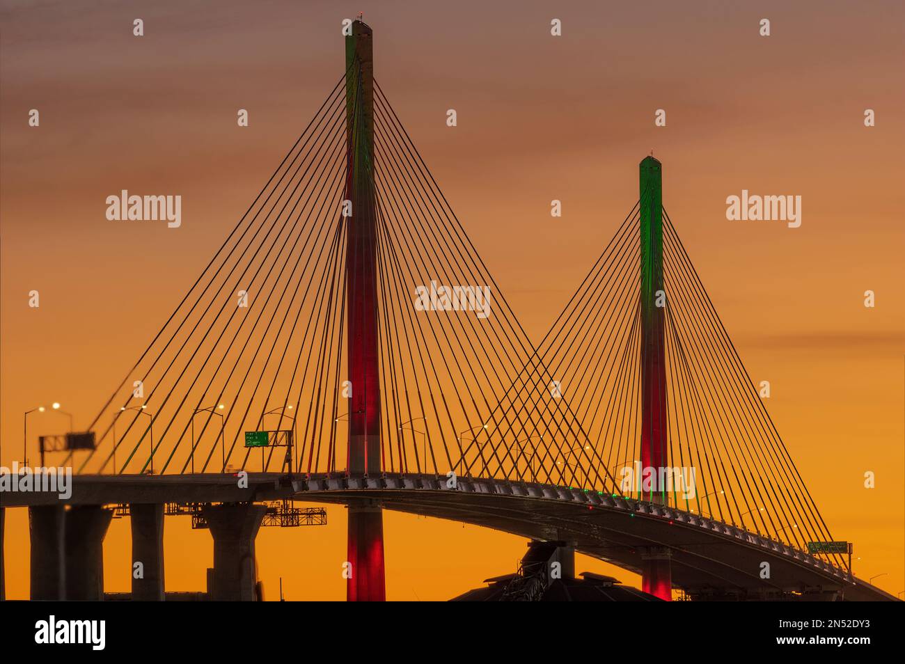 New Gerald Desmond Bridge, mit Blick nach Westen, in der Dämmerung im Hafen von Long Beach, Kalifornien. Stockfoto