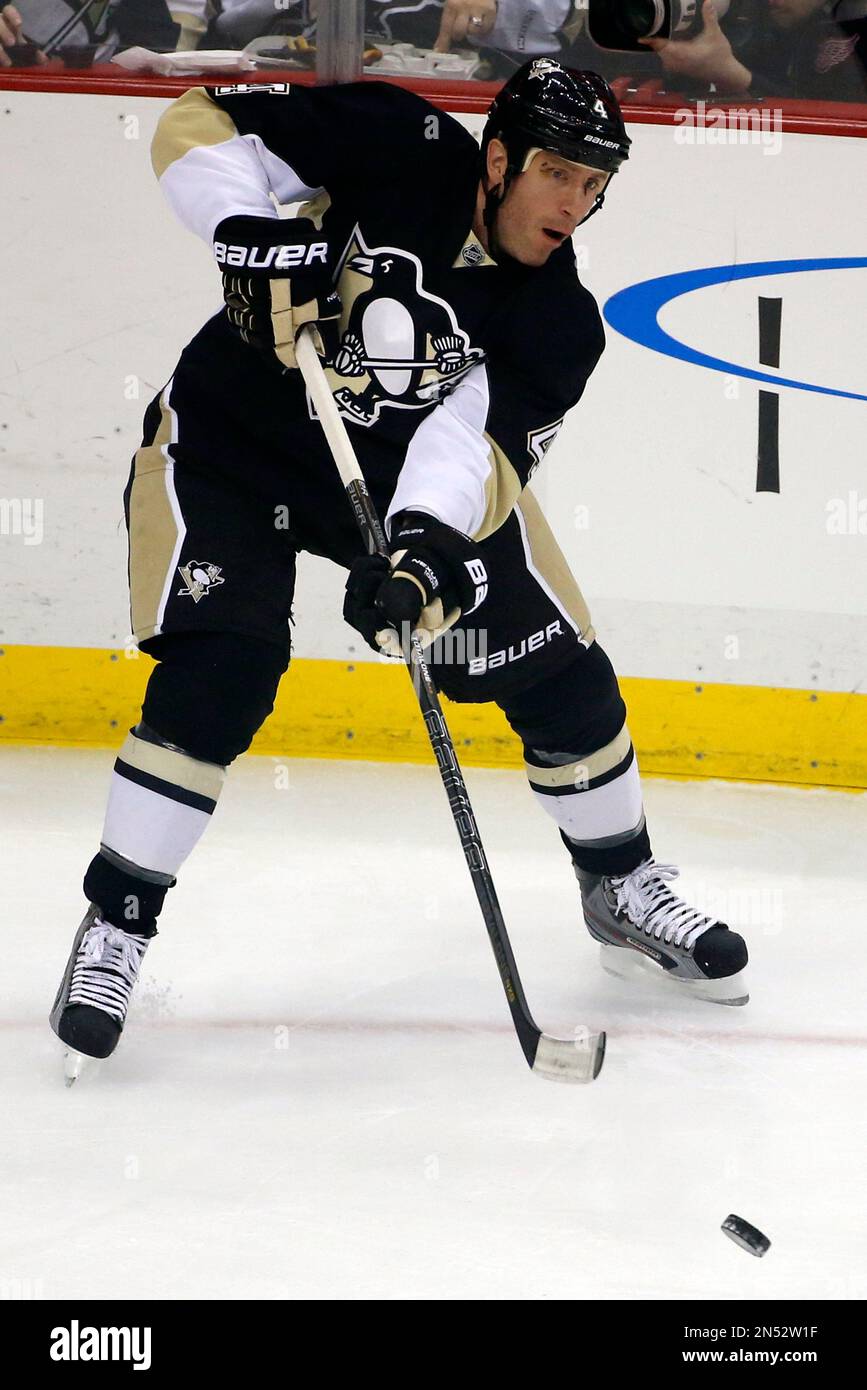 Pittsburgh Penguins defenseman Rob Scuderi (4) passes during an NHL hockey game against the Detroit Red Wings in Pittsburgh, Wednesday, April 9, 2014. (AP Photo/Gene J. Puskar) Stockfoto