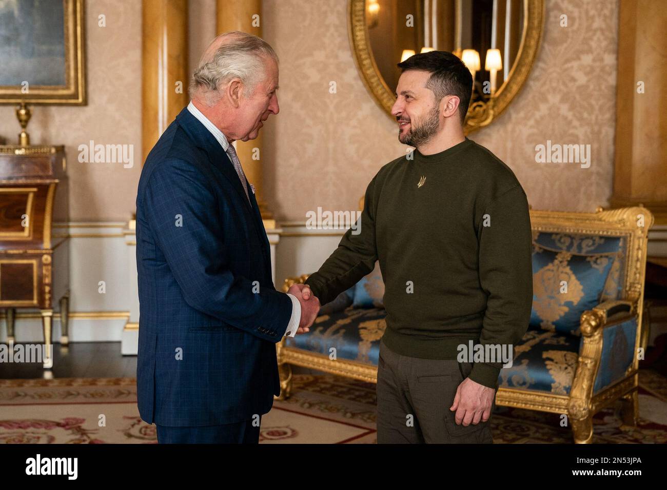 Das Handout-Foto zeigt, wie König Karl III. Während seines ersten Besuchs im Vereinigten Königreich seit der russischen Invasion der Ukraine eine Audienz mit dem ukrainischen Präsidenten Volodymyr Zelensky im Buckingham Palace, London, abhält. London, UK, am 8. Februar 2023. Foto des ukrainischen Ratsvorsitzes über ABACAPRESS.COM Stockfoto