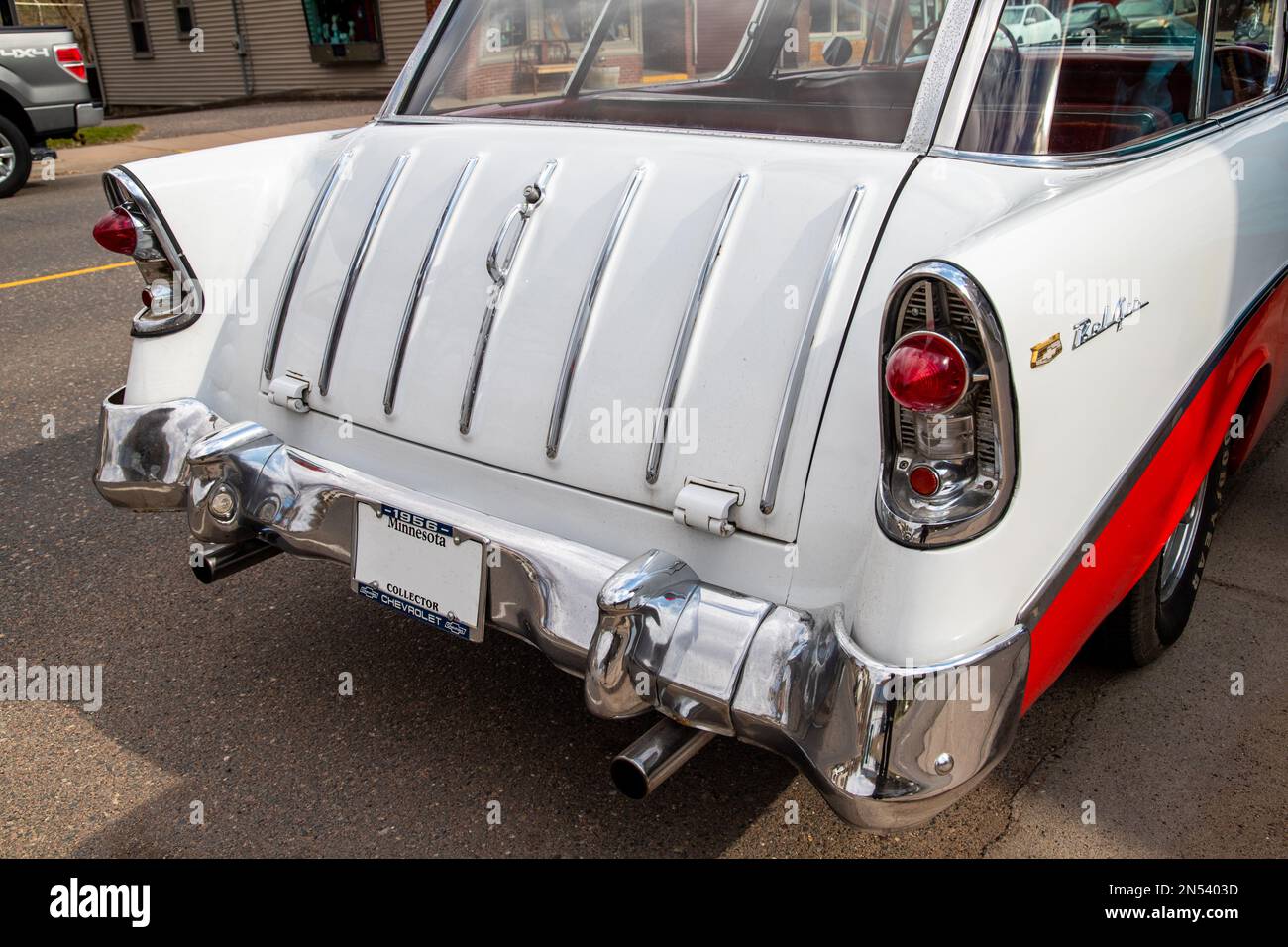 Oldtimer-Klassiker 1956 Chevrolet Bel Air Nomad an einem Frühlingstag in Taylors Falls, Minnesota, USA. Stockfoto