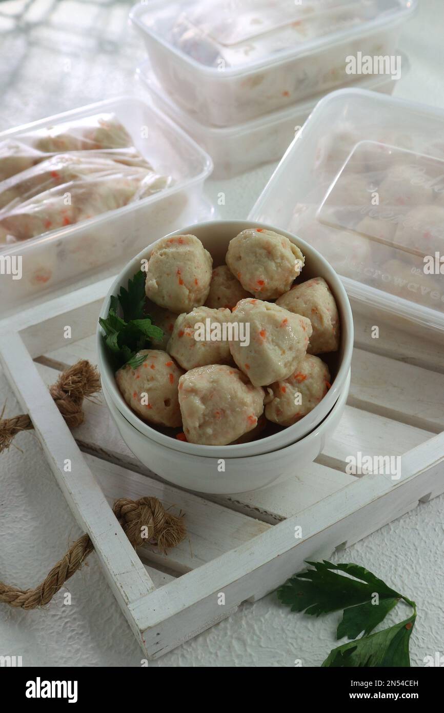 Eine Schüssel Fleischbällchen in einer weißen Schüssel Stockfoto