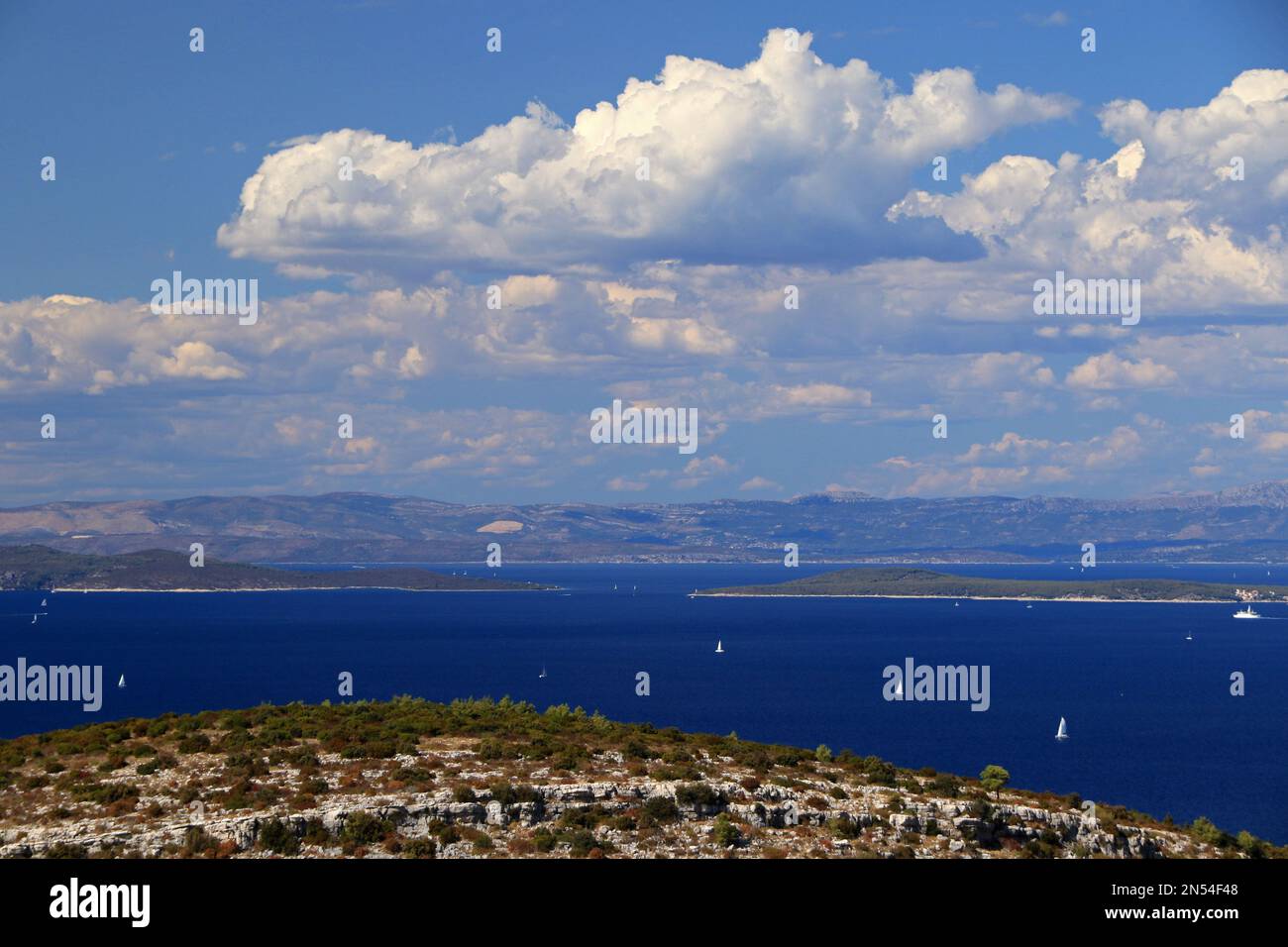 Split Gate, direkt in der Adria zwischen den dalmatinischen Inseln Solta und Brac, Kroatien Stockfoto