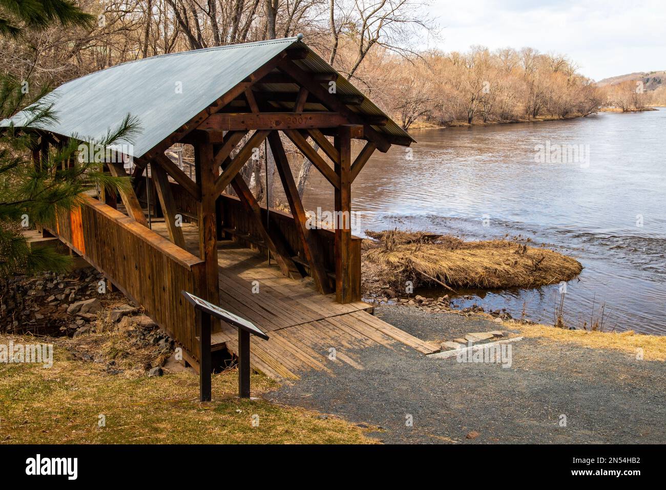 Überdachte Brücke an einem Frühlingstag in Taylors Falls, Minnesota, USA auf der St. Croix River; 2007 von Freiwilligen erbaut. Stockfoto