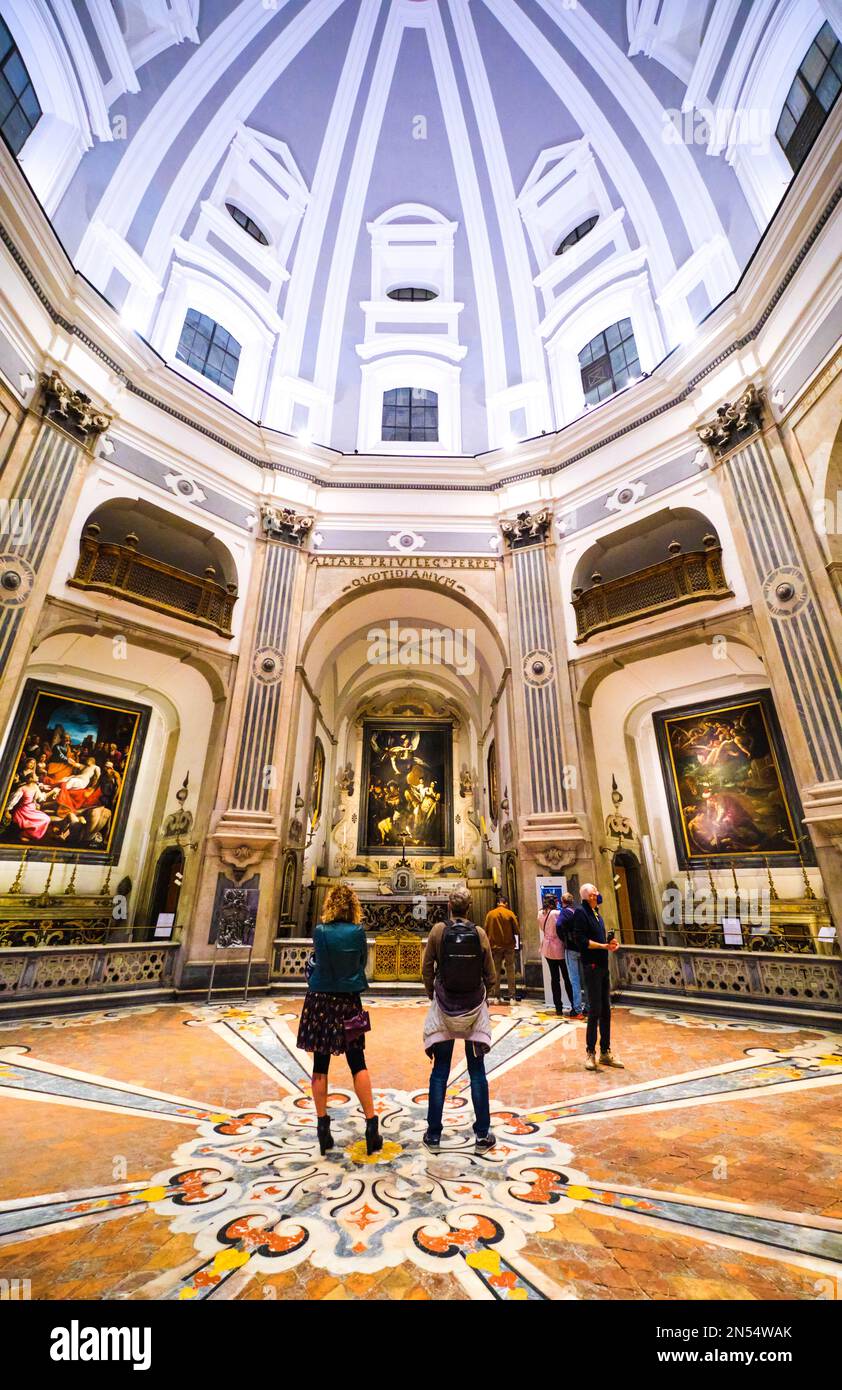 Die Leute schauen sich Caravaggios Gemälde an, die Sieben Gnadenwerke, in der Kapelle. Im Pio Monte della Misericordia in Neapel, Neapel, Italien, Italien Stockfoto