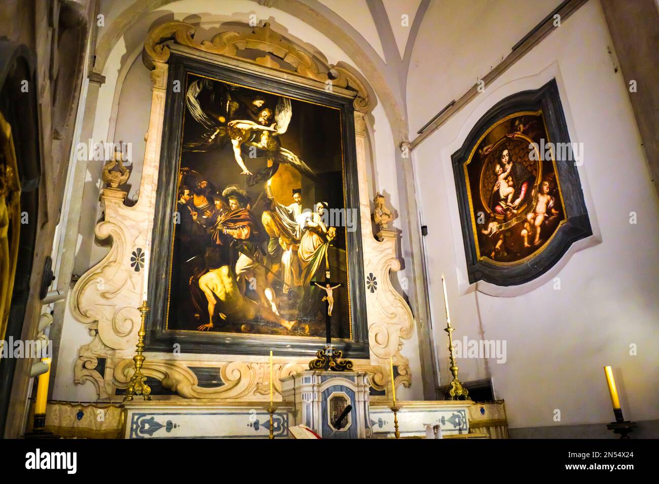 Ein Blick auf Caravaggios berühmtes Gemälde, die sieben Werke der Barmherzigkeit. Im Pio Monte della Misericordia in Neapel, Neapel, Italien, Italien. Stockfoto