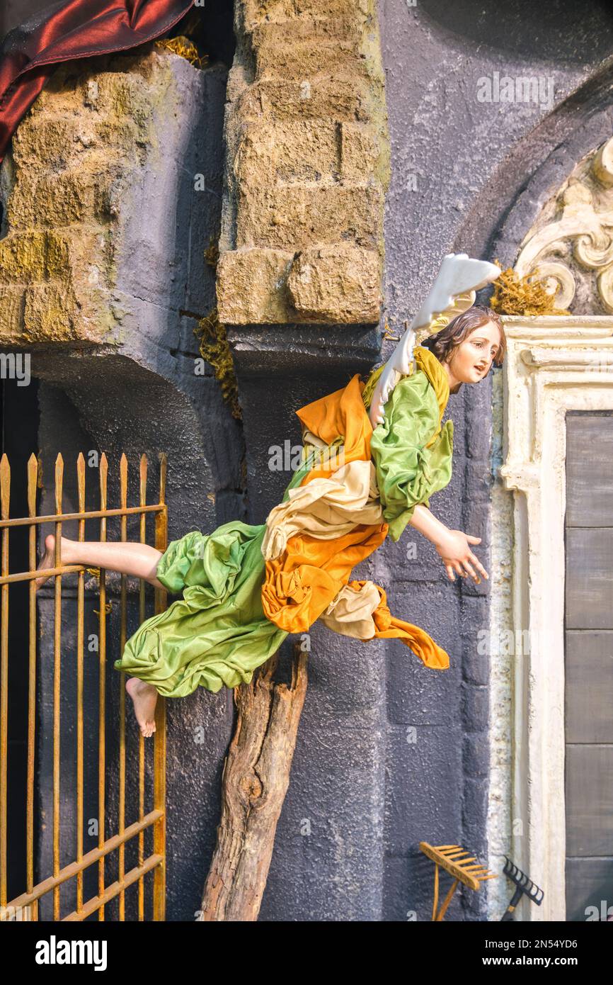 Oben von der Kapelle, die das berühmte Caravaggio Gemälde beherbergt, ein Diorama mit einem schwimmenden Engel bei der Geburt Jesu. Im Pio Monte della Mis Stockfoto