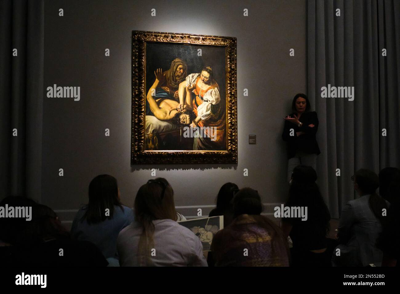 Die Schüler sitzen auf dem Boden und studieren Judith Beheading Holofernes, vom Künstler Louis Finson, aus einem Original von Caravaggio. Im ehemaligen Banco di Napoli Stockfoto