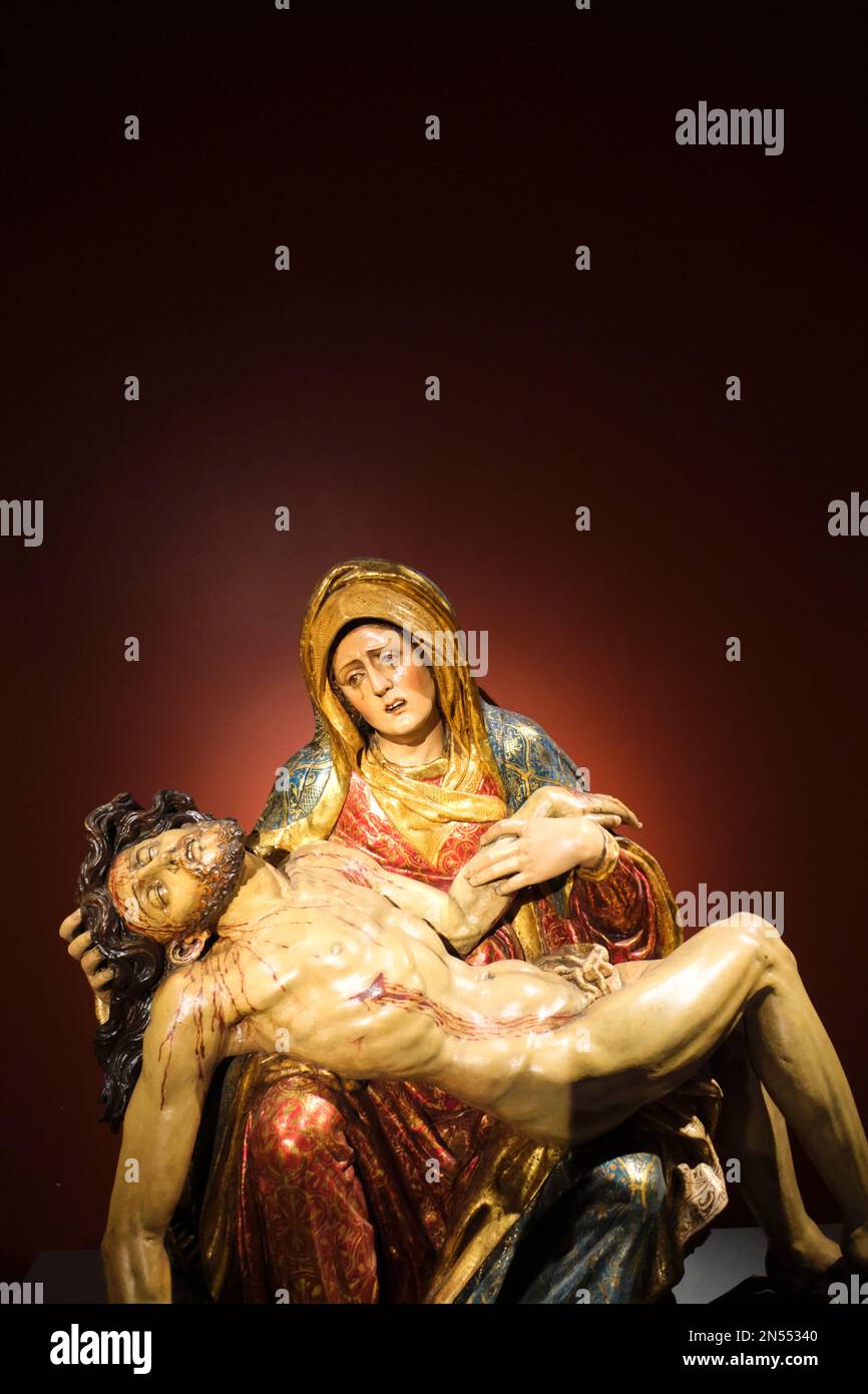 Eine der Galerien, mit einer farbenfrohen, gemalten Skulptur der Pieta, dem toten Christus auf dem Schoß der Jungfrau Maria, weinend. Im ehemaligen Banc Stockfoto