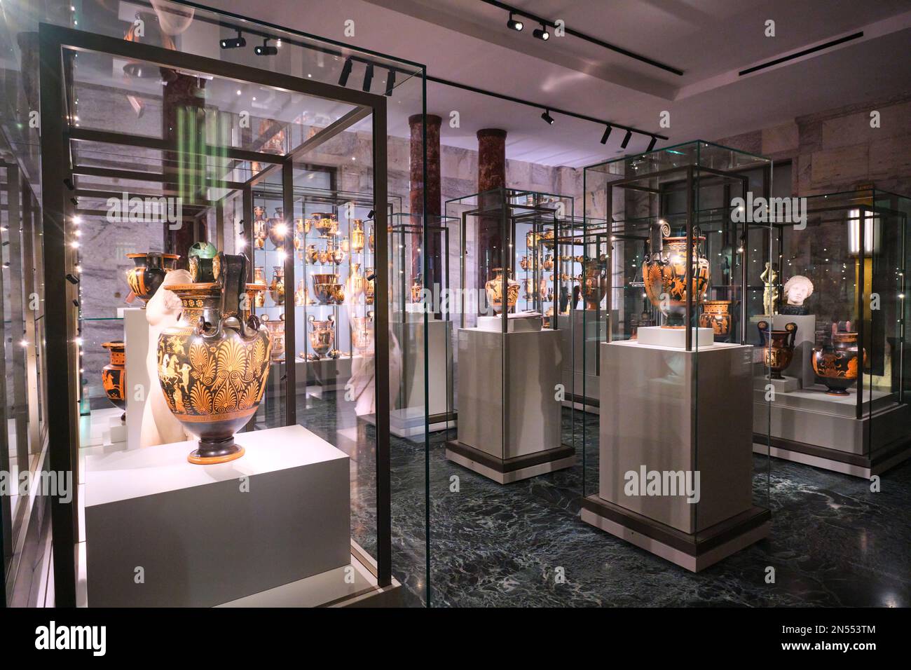 Eine große Auswahl an schwarzen und orangefarbenen Töpfervasen aus antikem Griechenland. Im ehemaligen Banco di Napoli Gebäude, heute das Kunstmuseum Galler Stockfoto
