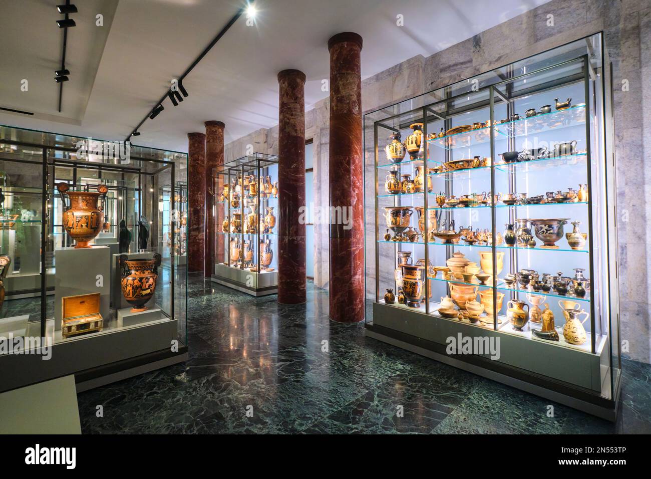 Eine große Auswahl an schwarzen und orangefarbenen Töpfervasen aus antikem Griechenland. Im ehemaligen Banco di Napoli Gebäude, heute das Kunstmuseum Galler Stockfoto