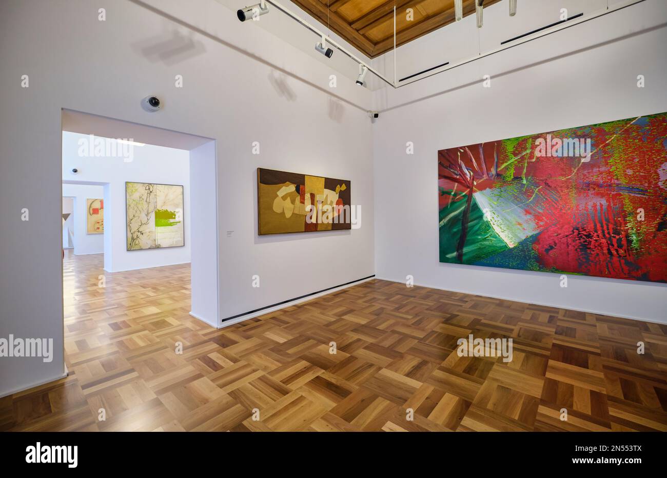 Eine Galerie mit modernen, zeitgenössischen Kunstwerken. Im ehemaligen Banco di Napoli Gebäude, heute das Kunstmuseum, Gallerie d'Italia. In Neapel, Neapel, Italien Stockfoto