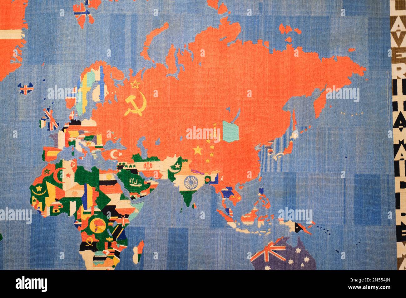 Alighiero Boettis Textilien, Stoff, Weltkarte, datiert von 1984, aus der Ära des Kalten Krieges der Sowjetunion, Eiserner Vorhang. Im ehemaligen Banco di Napo Stockfoto