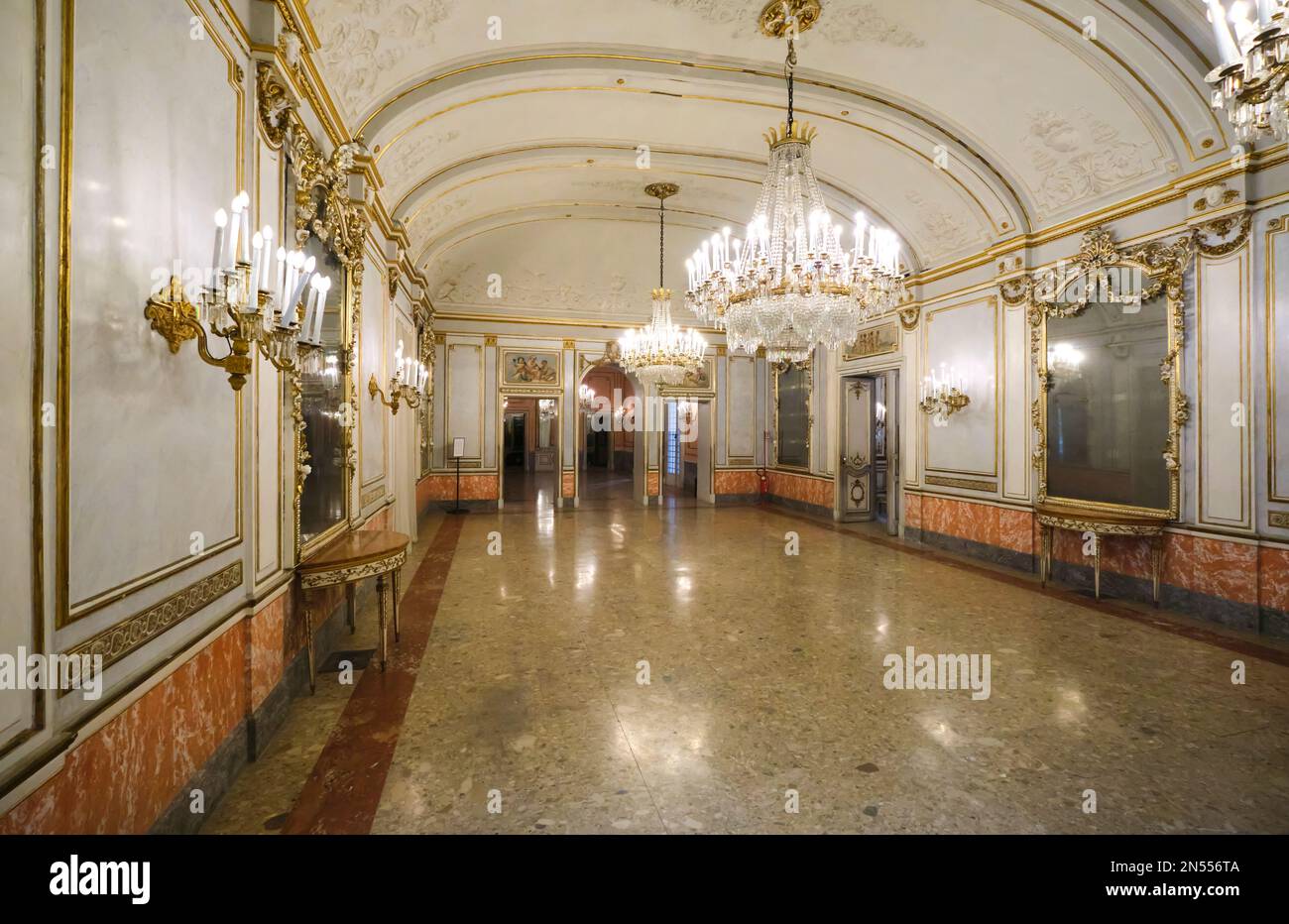 Ein großer Ballsaal mit Kronleuchtern und Marmorböden mit Intarsien. Im Herrenmuseum, Museo Pignatelli in Neapel, Neapel, Italien, Italien. Stockfoto