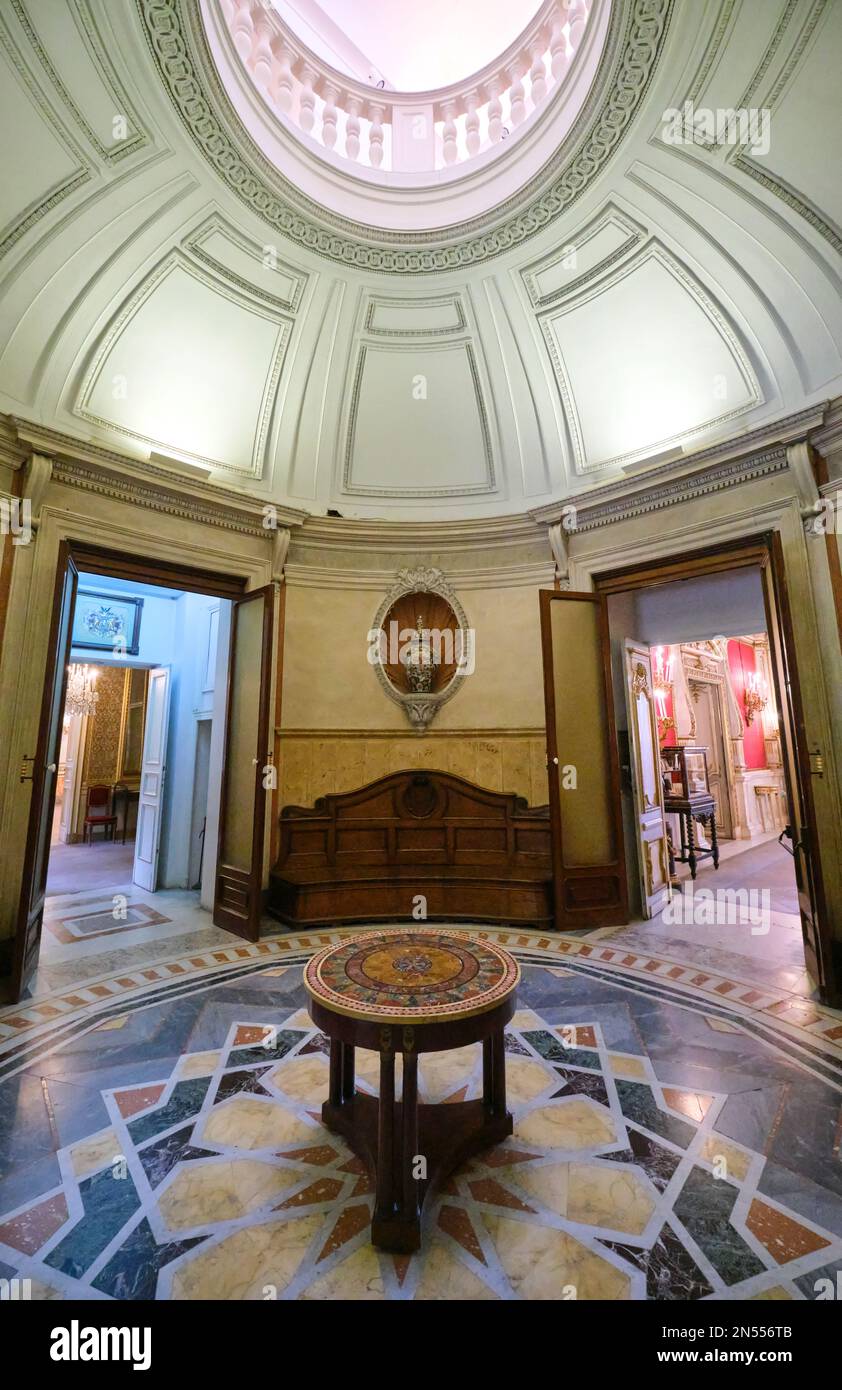 Die runde Eingangshalle, der Flur. Im Herrenmuseum, Museo Pignatelli in Neapel, Neapel, Italien, Italien. Stockfoto