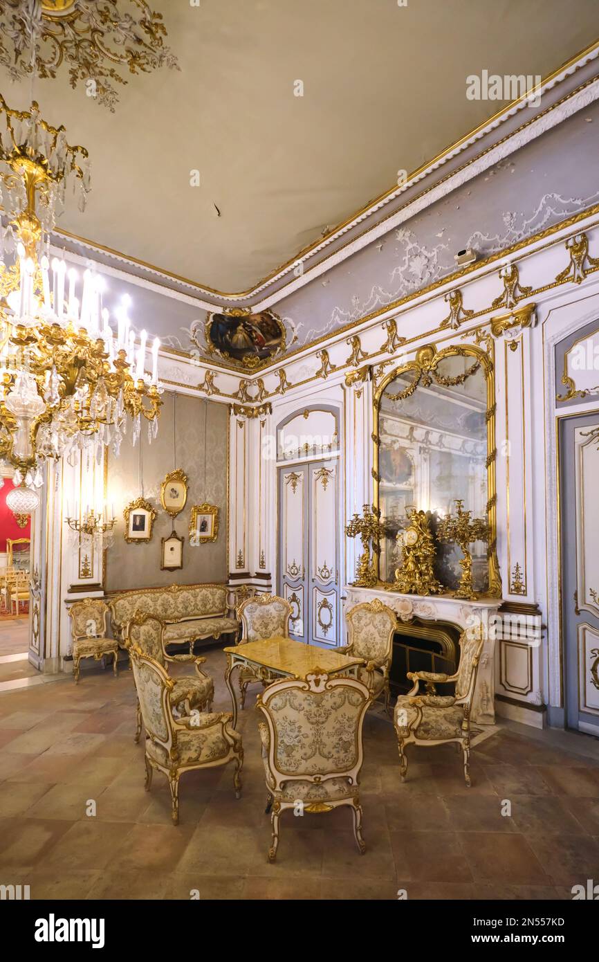 Ein vergoldeter, goldgrauer Sitzbereich mit großem Spiegel. Im Herrenmuseum, Museo Pignatelli in Neapel, Neapel, Italien, Italien. Stockfoto
