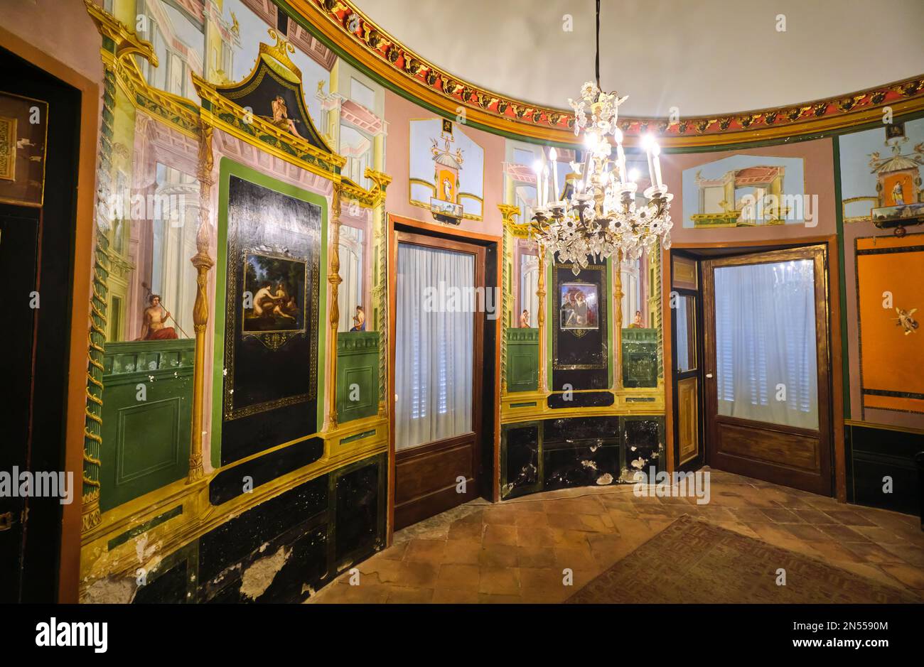 Aufwändige Wandfresken klassischer Themen in einem kleinen, ovalen Raum hinter dem Ballsaal. Im Herrenmuseum, Museo Pignatelli in Neapel, Neapel, Italien, Stockfoto