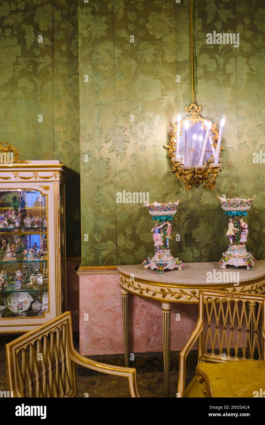 Kleines Wohnzimmer mit hellgrüner Tapete. Im Herrenmuseum, Museo Pignatelli in Neapel, Neapel, Italien, Italien. Stockfoto