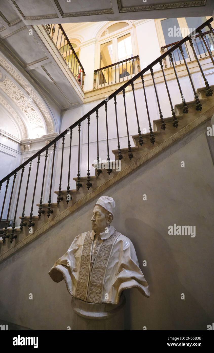 Die Treppe zur zweiten, oberen Etage mit Skulptur. Im Herrenmuseum, Museo Pignatelli in Neapel, Neapel, Italien, Italien. Stockfoto
