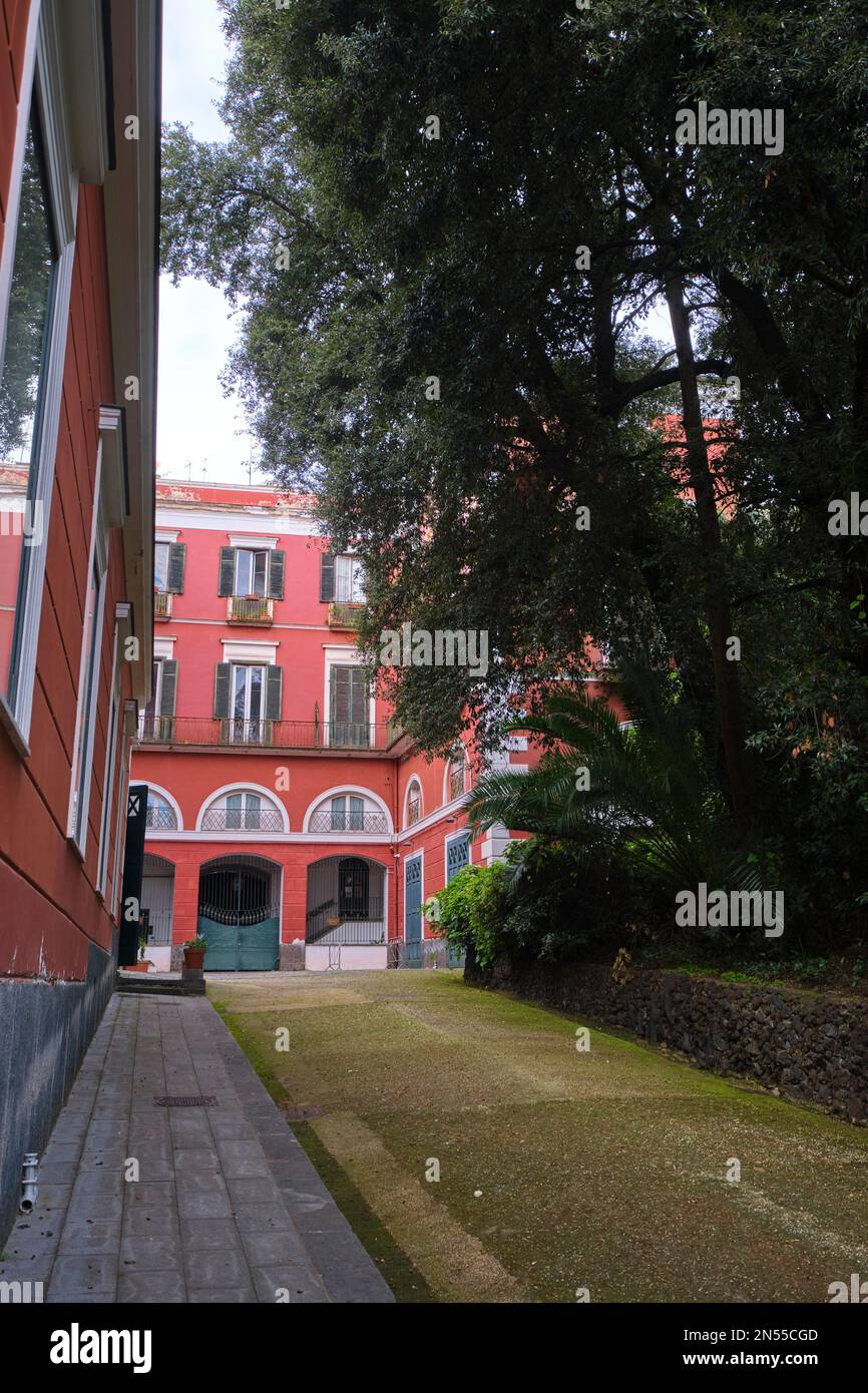 Außenansicht der Fassade des roten Kutschenhauses in der Gegend. Im Kutschenmuseum, neben dem Museo Pignatelli in Neapel, Neapel, Italien, I Stockfoto