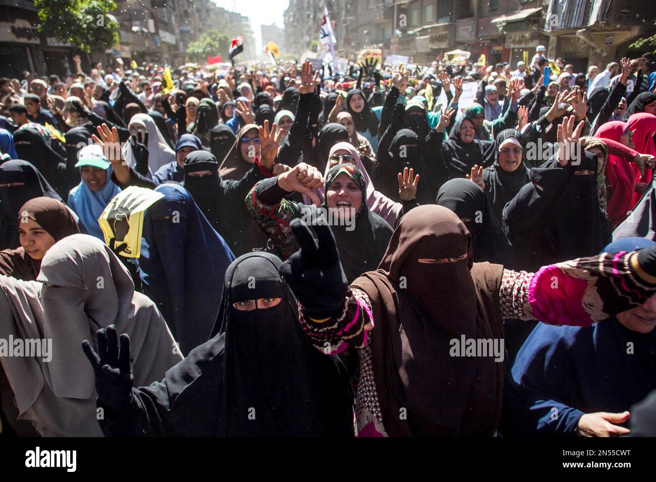 Supporters of the ousted Egypt's ousted President Mohamed Morsi march in Cairo, Egypt, Friday, March 28, 2014. Hundreds of Egyptian protesters took to the streets Friday, some clashing with security forces, to protest the decision by former military chief Abdel-Fattah el-Sissi to run in upcoming presidential elections. (AP Photo/Amru Taha) Stockfoto