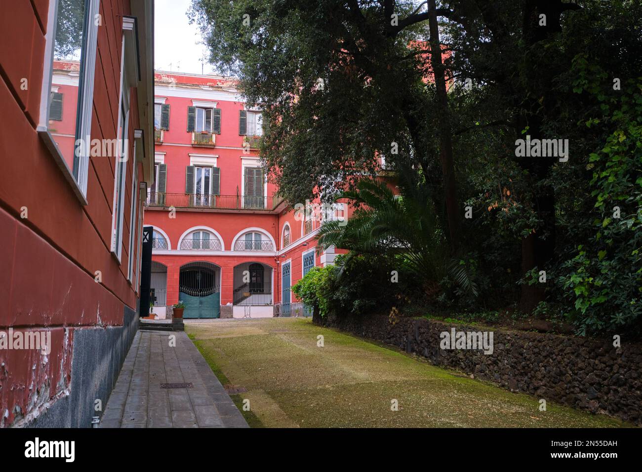 Außenansicht der Fassade des roten Kutschenhauses in der Gegend. Im Kutschenmuseum, neben dem Museo Pignatelli in Neapel, Neapel, Italien, I Stockfoto