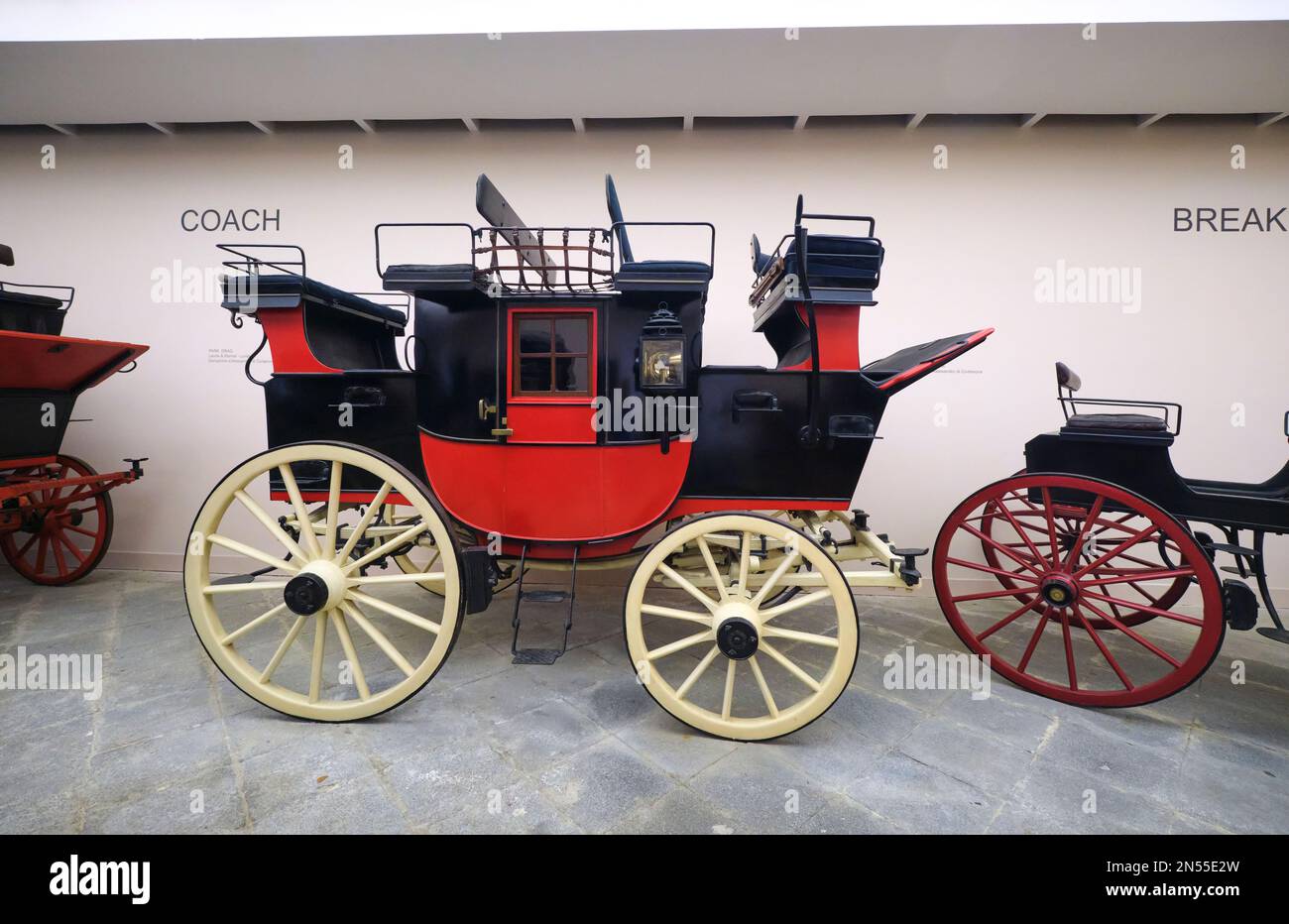 Eine restaurierte rote und schwarze Pferdekutsche, Bus, Wagen, Fahrzeug ist ausgestellt. Im Kutschenmuseum, neben dem Museo Pignatelli in Neapel, Neapel, Ita Stockfoto