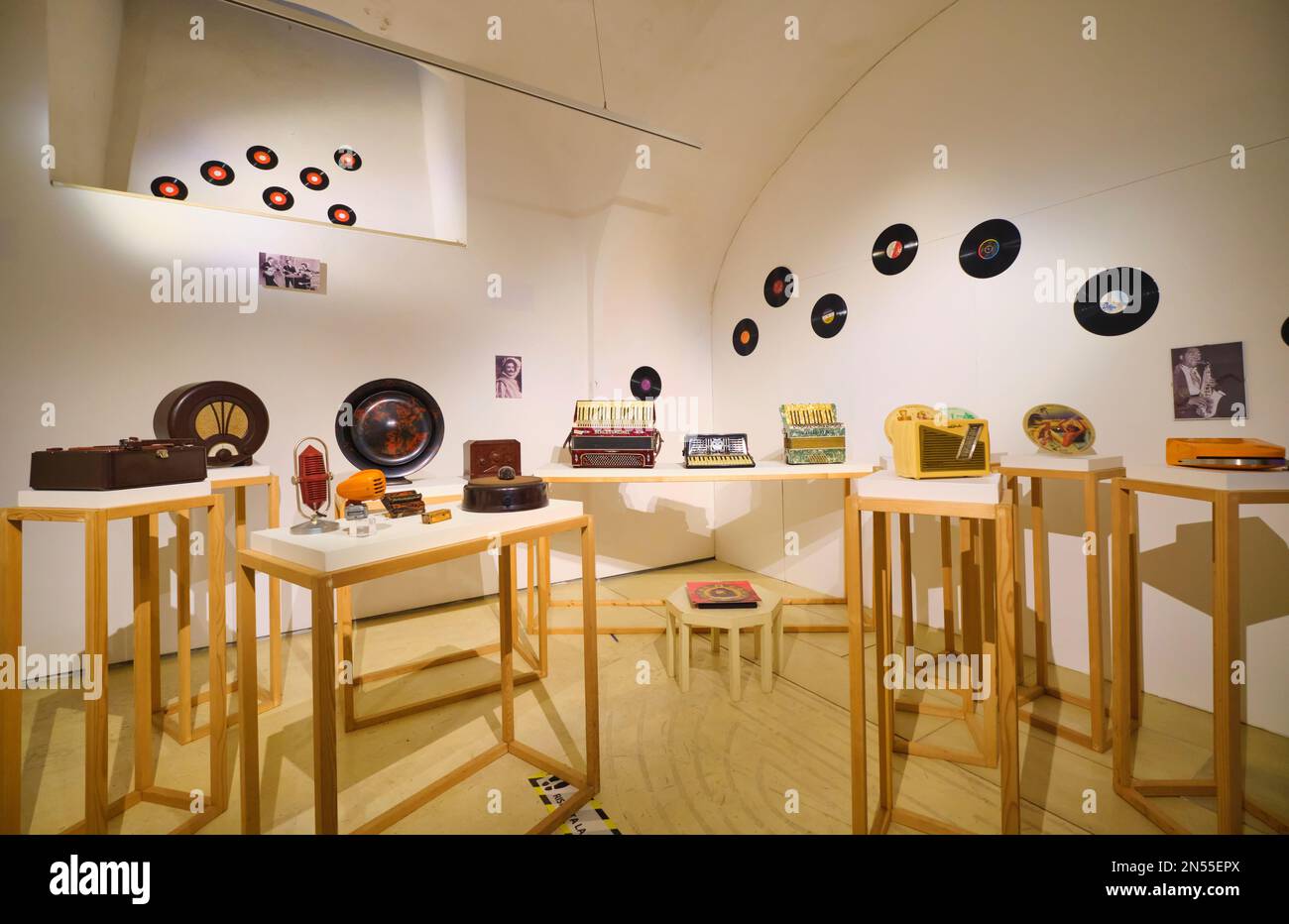 Beispiele für Kunststoffe in Musikgegenständen wie Akkordeons, Radios, Mikrofonen und Schallplatten. Im Plart, Plastics History Museum in Neapel, Neapel, Stockfoto