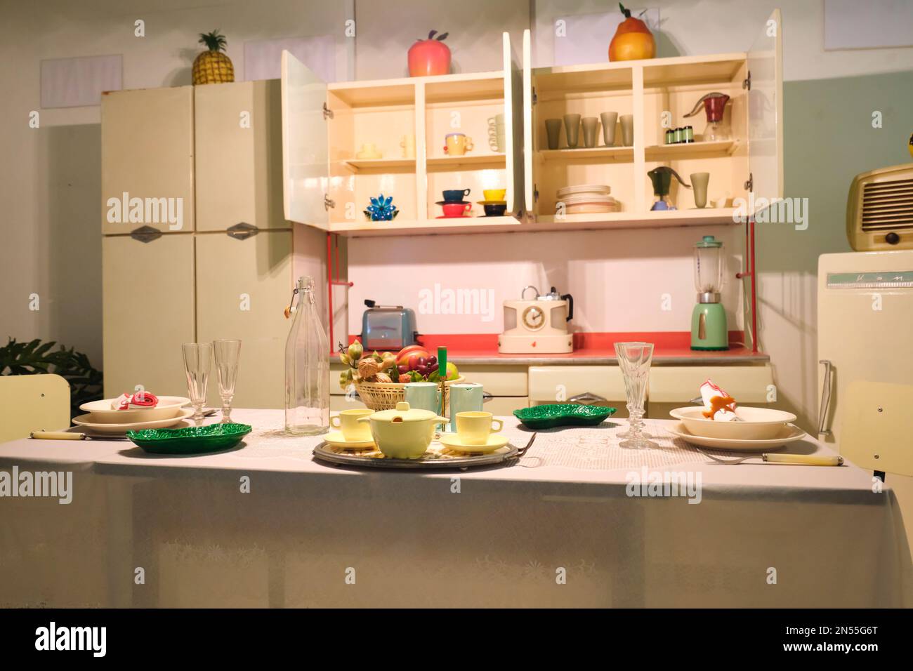 Eine Ausstellung einer alten Küche, voll mit Plastikgeschirr, Geräten, einschließlich Toaster, Mixer. Im Plart, Plastics History Museum in Neapel, ein Nickerchen Stockfoto