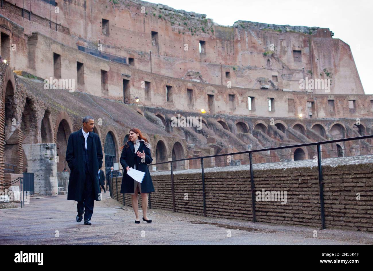 President Barack Obama with Barbara Nazzaro, Technical Director and Architect of the Colosseum, tours the Colosseum in Rome, Thursday, March 27, 2014. The Colosseum was the largest amphitheater of the Roman Empire and is today one of Rome's best know landmarks. (AP Photo/Pablo Martinez Monsivais) Stockfoto