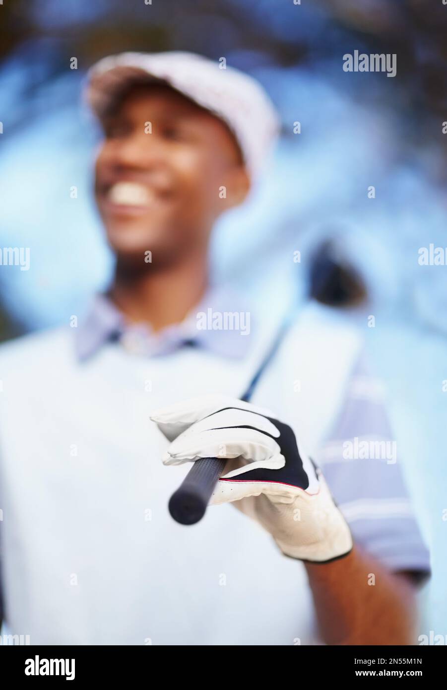 Werkzeuge des Profi-Golfers. Ein souveräner afroamerikanischer Golfspieler mit einem Fahrer. Stockfoto