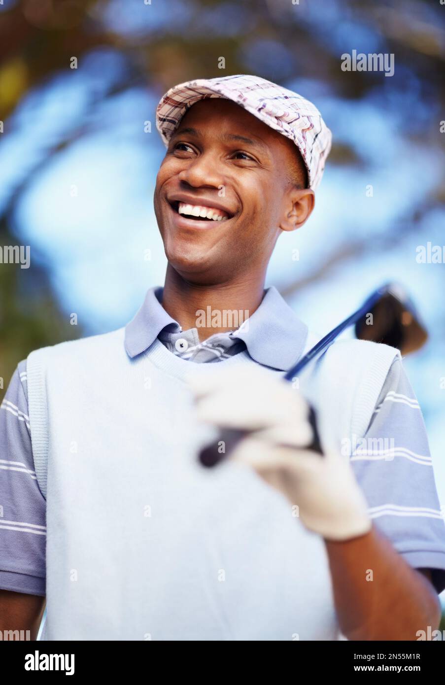 Genießen Sie einen schönen Tag auf dem Grün. Ein souveräner afroamerikanischer Golfspieler mit einem Fahrer. Stockfoto