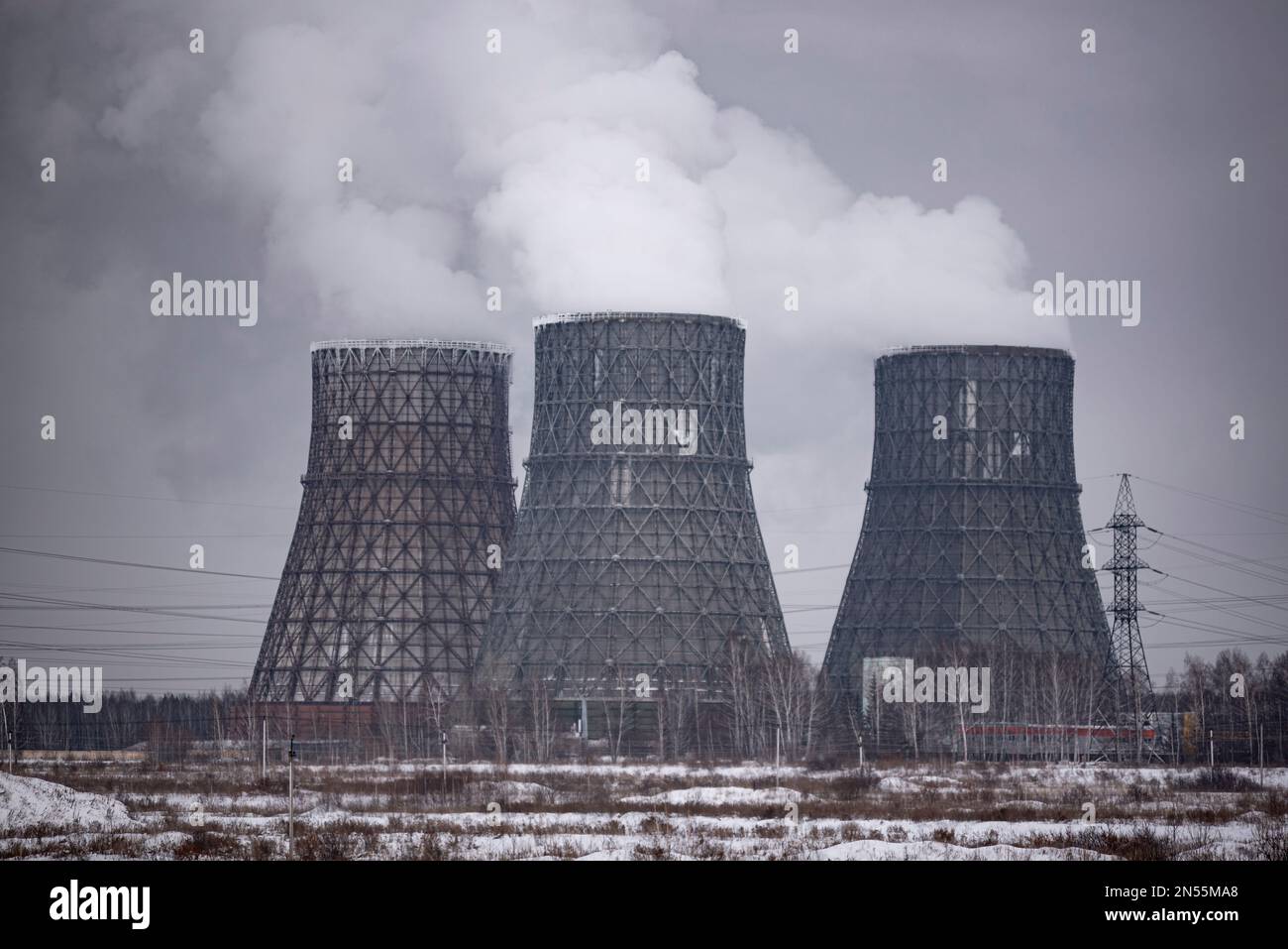 Große Kessel eines leistungsstarken Kohlekraftwerks rauchen im Winter in der Stadt Nowosibirsk in den Himmel. Stockfoto