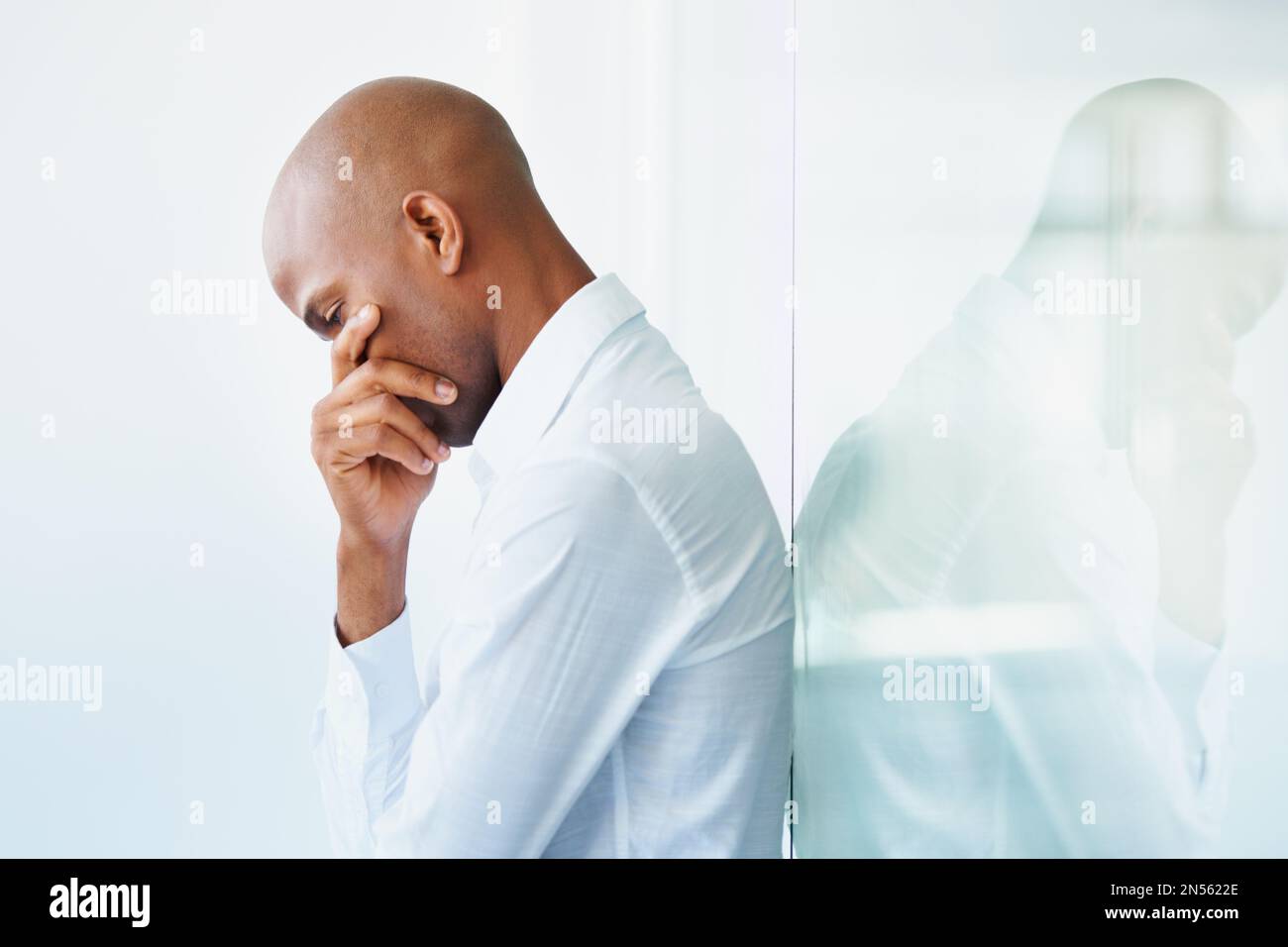 Träume können auch Enttäuschungen sein. Ein junger Geschäftsmann, der vor Enttäuschung gelähmt war. Stockfoto