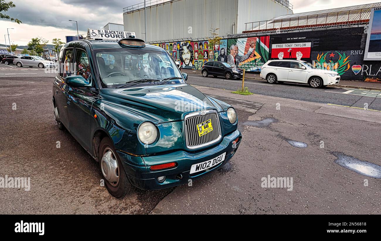 Taxi, Black Cab, geparkt vor einer Mauer mit Wandmalereien, Northern Ireland Black Taxi Tours, Belfast, Northern Ireland, Großbritannien Stockfoto