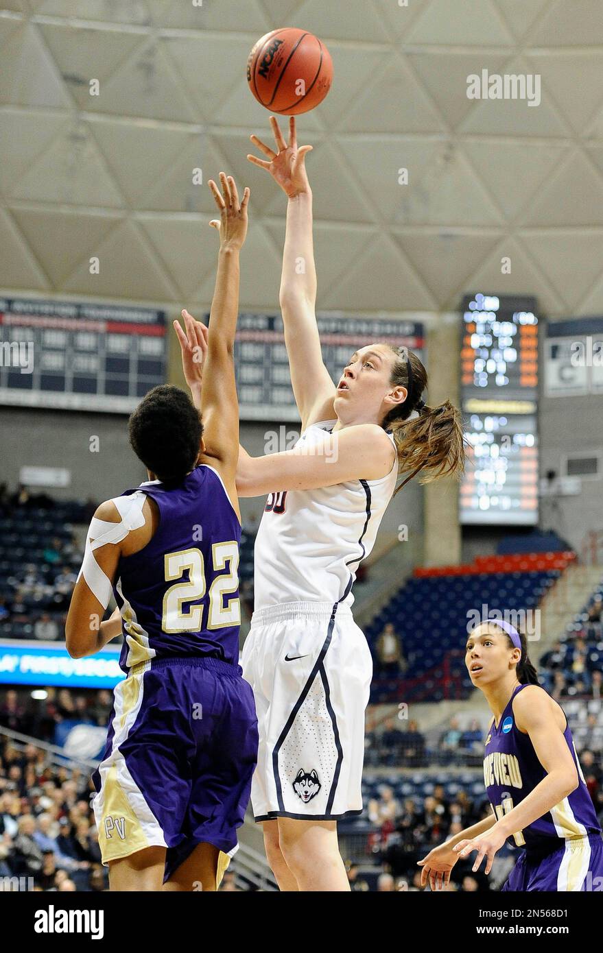 Connecticut's Breanna Stewart shoots over Prairie View A&M's Larissa Scott, left, during the first half of a first-round game of the NCAA women's college basketball tournament, Sunday, March 23, 2014, in Storrs, Conn. (AP Photo/Jessica Hill) Stockfoto