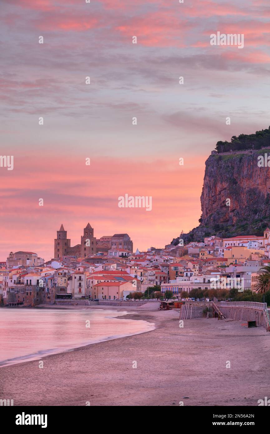 Cefalu, Sizilien, Italien. Stadtbild der Küstenstadt Cefalu in Sizilien bei dramatischem Sonnenaufgang. Stockfoto
