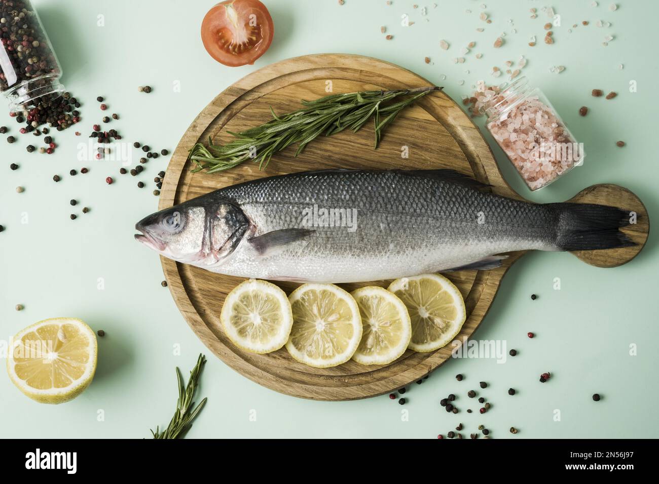 Fisch mit Kräutern und Zitrone. Auflösung und hochwertige Fotos Stockfoto