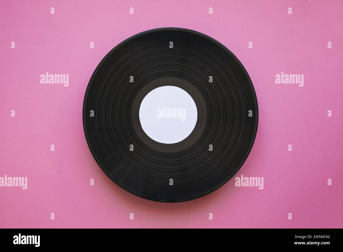 Pinkfarbener Hintergrund mit Vinylmodell. Auflösung und hochwertige Fotos Stockfoto
