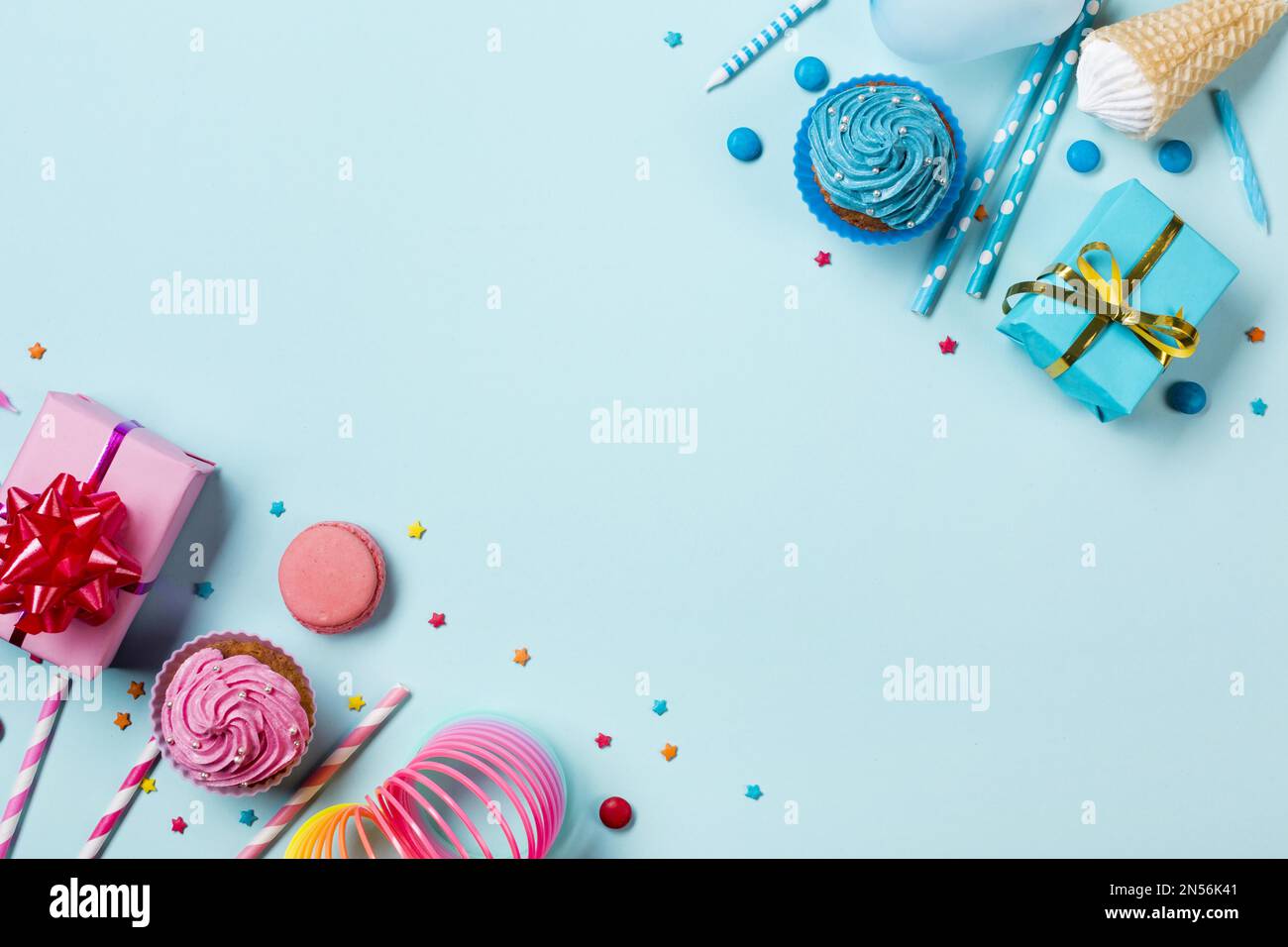Pink-blaue Partygegenstände mit süßwarenfarbenem Hintergrund . Auflösung und hochwertige Fotos Stockfoto