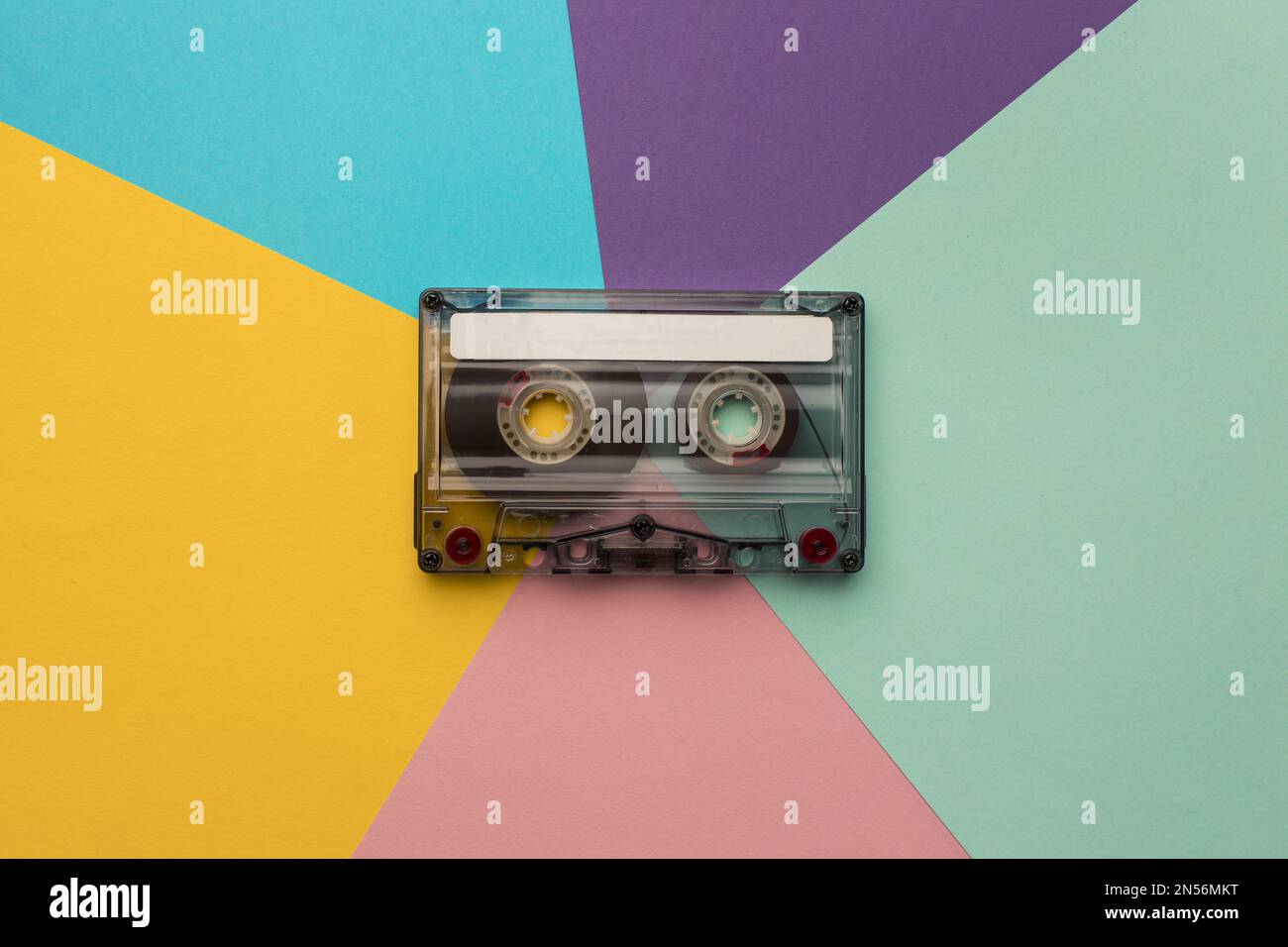 Vintage-Kassetten mit farbenfrohem Hintergrund. Auflösung und hochwertige Fotos Stockfoto