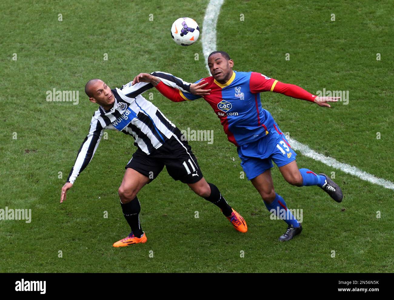 Newcastle United's Yoan Gouffran, left, vies for the ball with Crystal Palace's Jason Puncheon, right, during their English Premier League soccer match at St James' Park, Newcastle, England, Saturday, March 22, 2014. (AP Photo/Scott Heppell) Stockfoto